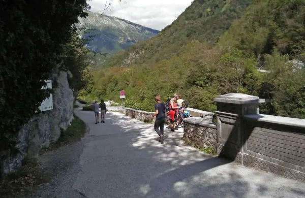 Staro cesto, ki Kobarid in Trnovo ob Soči povezuje  po trasi ob Soči,  
bodo rekonstruirali in do konca leta asfaltirali. Na tem območju 
ima občina tudi ambiciozne turistične načrte. 