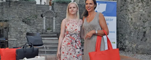Gaja Hanzel (levo) in Lea Pisani sta v osrčju Štanjela predstavili 
kolekcijo torbic iz ananasovih listov in potiskanega eko bombaža.