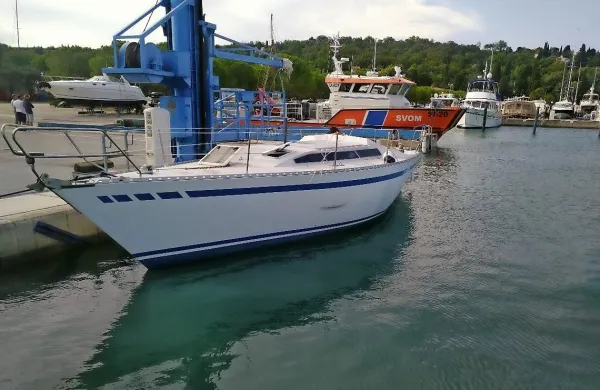 Posadka uprave za pomorstvo je jadrnico Happyness odvlekla na 
varno v lucijsko marino.  