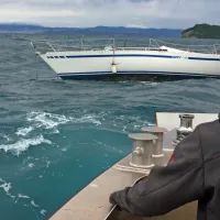 Jadrnico brez jambora je v sredo premetavalo  na morju med Fieso 
in Piranom. 