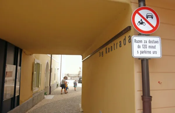 Prepoved parkiranja na trgu ni posebej označena, toda ker je 
prepovedana vožnja, se tudi parkirati ne sme. 
