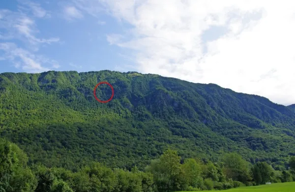 Z rdečim krogcem je označen kraj, kamor je strmoglavil poljski 
padalec.