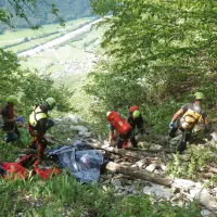 Gorski reševalci so pokojnega padalca našli v strmi grapi,  po 
padcu  je odpel sedež in  padalo  in se odpravil proti dolini, a je, kot 
kaže, pri sestopu še nesrečno padel.  