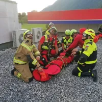 V četrtek zvečer je nemška padalka padla na streho bencinskega 
servisa v Kobaridu in se predvidoma huje poškodovala.   