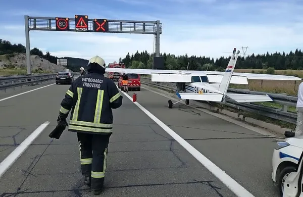 

V letalu sta bila učenka srednjih let in njen inštruktor, izkušeni 
dolgoletni pilot. Pristati sta morala, ker jima je v zraku odpovedal 
motor. 
