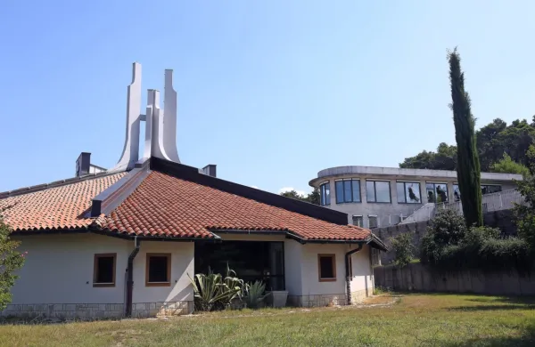 Nad cerkvijo sv. Nikolaja bo nastalo novo pokopališče, cerkvica pa 
bo dobila tudi manjši zvonik. 