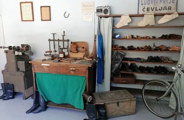 V obnovljeni stavbi so poleg orodja in strojev na ogled tudi 
originalni škornji, ki jih je izdelal Ludvik Perše.