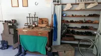V obnovljeni stavbi so poleg orodja in strojev na ogled tudi 
originalni škornji, ki jih je izdelal Ludvik Perše.