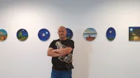 Slikar Gani llalloshi ob miniaturah, ki predstavljajo sedem dni v 
tednu. 