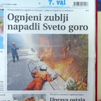 V začetku avgusta je zagorelo ob regionalni cesti Nova Gorica-Grgar, požar pa je zajel težko dostopni del Svete gore od 
Prevala proti Grgarju.