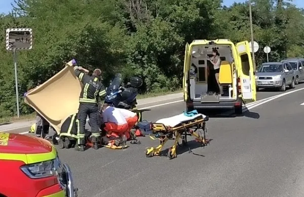V soboto popoldne je avstrijski voznik pri Danah z avtom izsilil 
prednost  motoristu iz okolice Sežane. 