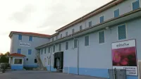 Pršutarna v Lokvi bo  konec leta začela graditi prizidek,  ki jim bo 
omogočil širitev proizvodnih zmogljivosti.