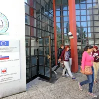  Univerza v Novi Gorici je lani  vpisala 391 študentov, približno polovica je tujih. Podatkov, kje so 
nastanjeni, nimajo, pojasnjujejo  na univerzi. 