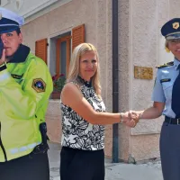 Vesna Marinko (levo) in Tatjana Bobnar sta včeraj  v uporabo 
predali pet silhuet policistk in policistov z radarji v naravni 
velikosti. 