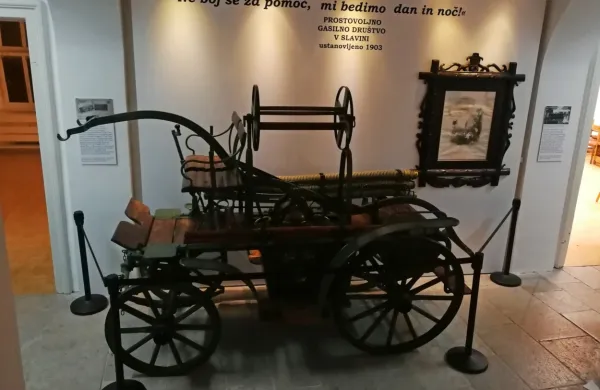 Gasilski voz z ročno brizgalno, izdelan v Teplicah na Češkem, ki ga 
je društvo kupilo ob ustanovitvi leta 1903.