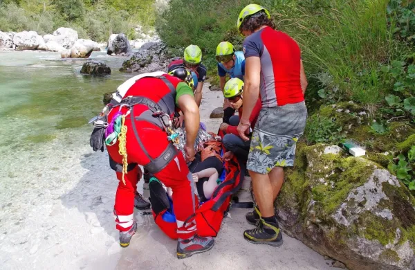 Mlado raftarko z izpahnjenim kolenom so s helikopterjem odpeljali  na zdravljenje v jeseniško bolnišnico. 