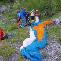 Ruski padalec je imel več sreče in je potreboval le pomoč pri 
snemanju padala z drevesa. 
