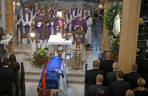 Več sto ljudi se je danes v Škofji Loki zbralo na pogrebu enega 
ključnih osamosvojiteljev Slovenije in soustanovitelja Slovenske 
kmečke zveze Ivana Omana. 