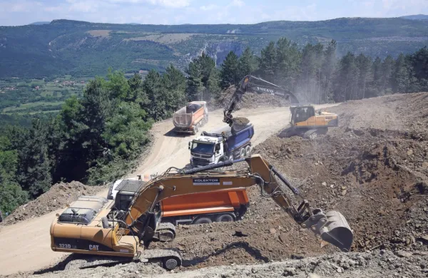 Gradbinci morajo najprej zgraditi dostopne ceste do trase drugega 
tira med Koprom in Divačo.