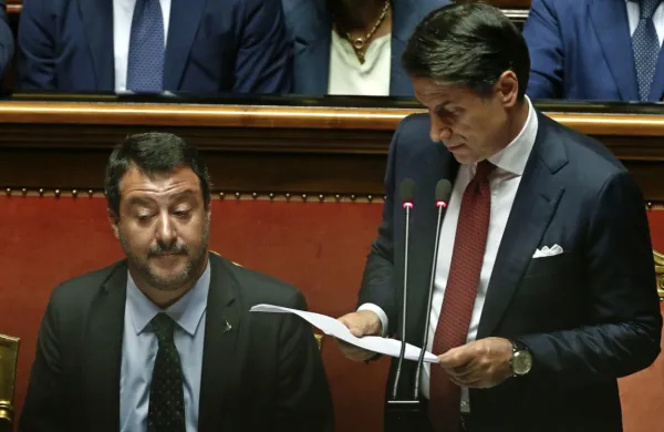 Italijanski predsednik Sergio Mattarella bo ob 16. uri začel 
dvodnevna posvetovanja s političnimi strankami o nadaljnjih 
korakih, potem ko je v torek odstopil premier Giuseppe Conte ter 
je tako po 14 mesecih razpadla vlada Gibanja pet zvezd in Lige.