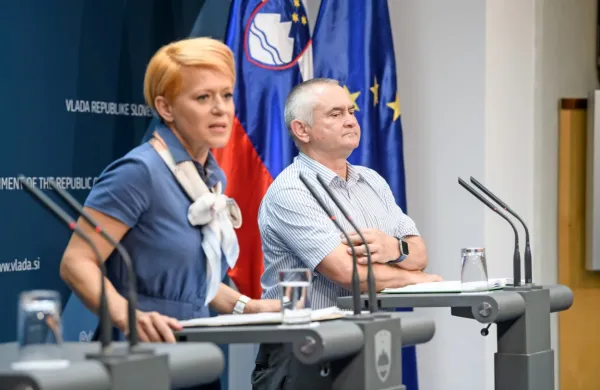 Ministrica za kmetijstvo Aleksandra Pivec in predsednik Sindikata 
kmetov Slovenije se strinjata, da morajo na državni ravni čim prej 
najti rešitev glede problematike zveri.
