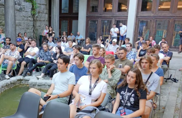   Filmski navdušenci  iz vse Slovenije  so včeraj pozorno prisluhnili 
smernicam, ki jih bodo vodile pri ustvarjanju kratkih filmov.    