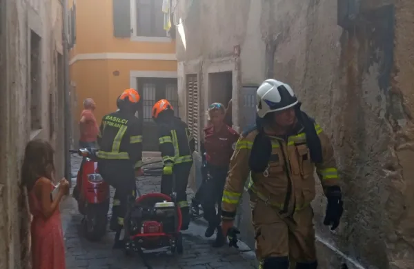 Danes okoli 16. ure je zagorelo v stanovanjski hiši na Trubarjevi 
ulici v Piranu. 