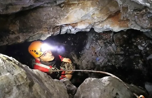 Težavo pri reševanju jamarja predstavljajo predvsem ožine v 
jami.