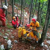 V jami pri Predmeji obtičal po&scaron;kodovani jamar