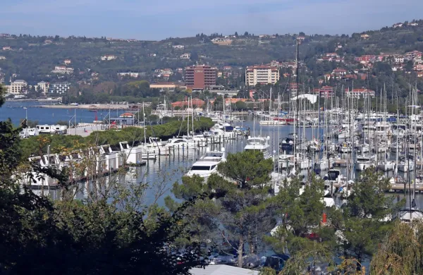 Ljubljančan je v portoroški marini natočil gorivo v barko, imel pa 
je premalo denarja za plačilo. Do tam zaposlenih se je obnašal 
nesramno, jih žalil, kričal in jim grozil s pretepom. 