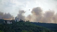 Na pomoč pri gašenju sta priletela tudi dva vojaška helikopterja, ki sta vodo zajemala v 
Orehovljah.