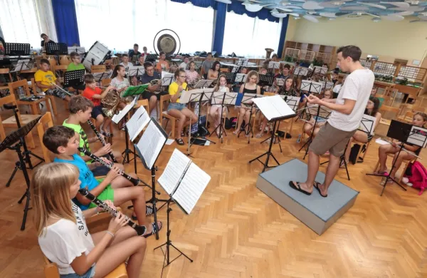 110 mladih godbenikov iz vse Slovenije se izpopolnjuje s pomočjo 14 mentorjev.