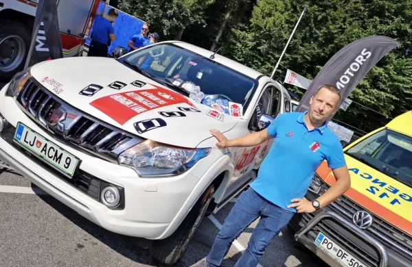 Anže Albreht je po poklicu reševalec in prostovoljni gasilec v PGD 
Dolnji Logatec in človek z veliko izkušnjami pri  intervencijah in 
težavah z brezobzirnimi vozniki.


