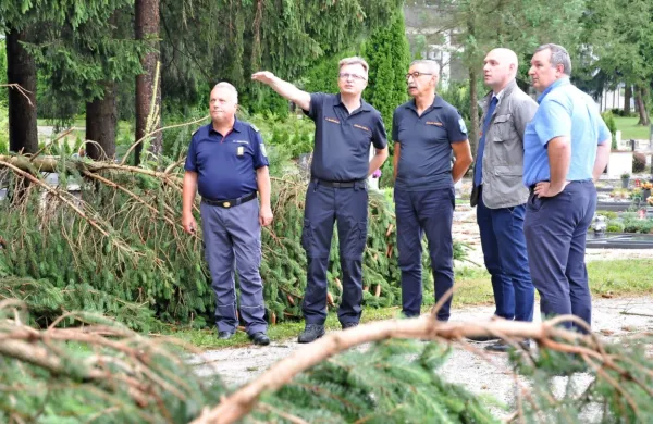 Minister za okolje in prostor Simon Zajc si je ogledal posledice 
neurja v Kočevju.