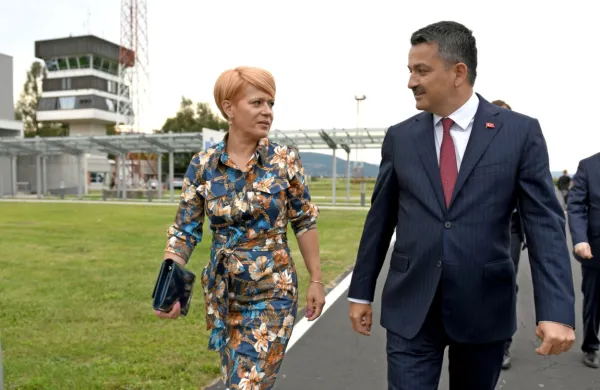  V Sloveniji se na povabilo kmetijske ministrice Aleksandre Pivec 
mudi turški minister za kmetijstvo Bekir Pakdemirli. 