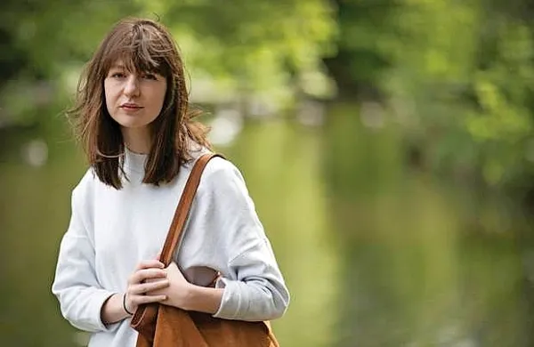Prvi roman irske avtorice Sally Rooney je navdušil literarne kritike 
in bralce.