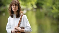 Prvi roman irske avtorice Sally Rooney je navdušil literarne kritike 
in bralce.