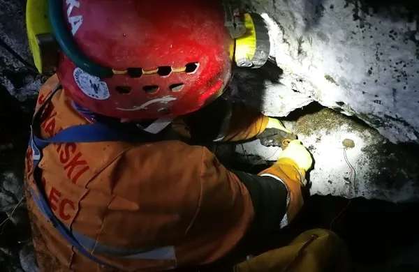 Ponesrečenega jamarja v zgodnjih jutranjih urah dvignili na povr&scaron;je