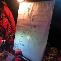 Jamarski reševalci so si narisali  načrt jame in označili težavnostne 
točke, ki jih čakajo med dvigovanjem ponesrečenega kolega.

