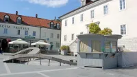  Skulpturo, ki je umazana in poškodovana kazila osrednji trg, je 
občina vsaj počistila, k urejeni podobi trga pa ne prispevajo niti  
oblikovno nedomišljen kiosk in zabojnik.