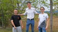 Tine Bodiroža, Uroš Polanc in Miha Čigon (z leve) skupaj z Aljažem 
Starcem, ki je na počitnicah, načrtujejo ustanovitev podjetja za 
drugačne rešitve v vinogradništvu.