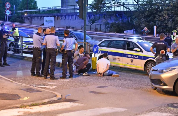 Sobotno zasledovanje slovenskih policistov čez mejo se je končalo 
na istem mestu, kjer so naši policisti lani maja prvič odmevno 
posredovali v Trstu in s pištolami v rokah prijeli prebežnike s 
Kosova (na fotografiji).
