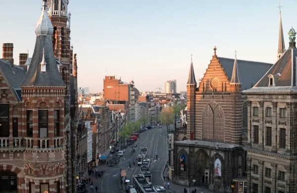 Okoli 100 mednarodnih družb je zaradi brexita sedeže že preselilo 
na Nizozemsko (na fotografiji je Amsterdam), še 325 pa se jih 
zanima za selitev.