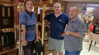 Zbiratelj starih radijskih sprejemnikov Vladimir Skok (prvi z desne) 
je svojo zbirko starih radijskih sprejemnikov iz Lokve preselil v 
Sežano, v nekdanjo Mercatorjevo trgovino ob Bazoviški cesti. 