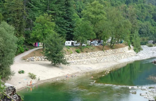 Po novem se na daleč vidi, da je tudi v Kanalu avtokamp. Ta je letos dobro obiskan. 