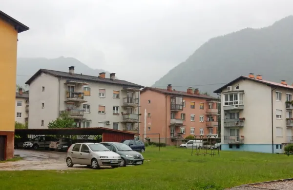 Mladi v Tolminu brez stanovanj, kar 1200 pa je praznih