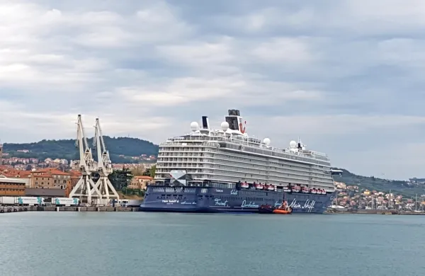 Potniška ladja Mein Schiff6 prihaja v Koper, ne pa tudi v 
Benetke  
