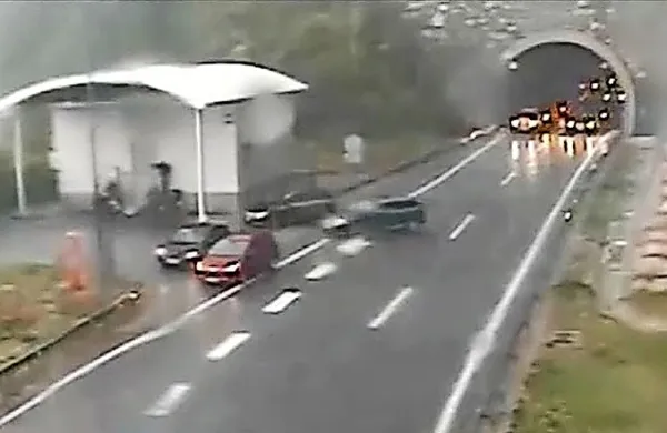 Zadnji voznik, ki je izstopil  iz predora, je svoj avto zapeljal pod 
nadstrešek centrale, nespametna voznika pa sta na izhodu 
blokirala ves promet za njima. 