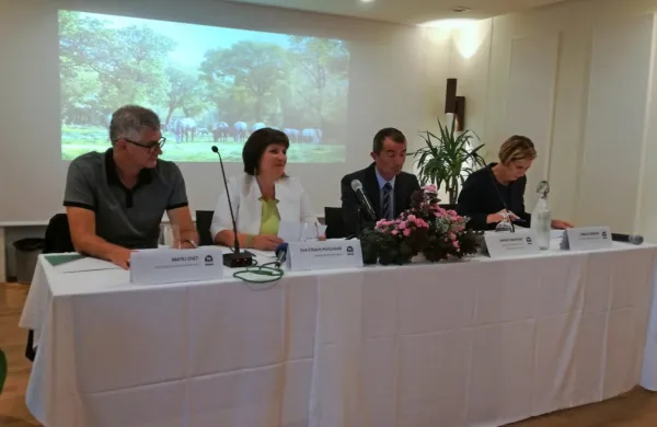 Danes se je v Lipici predstavil nov direktor Matej Oset (prvi z leve), 
ob njem državna sekretarka na gospodarskem ministrstvu Eva 
Štravs Podlogar, predsednik nadzornega sveta Marko Drofenik ter 
dosedanja v.d. direktorice Lorela Dobrinja. 