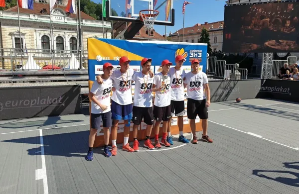 V kategoriji do 17 let je ekipa 3x3 Gorica (na fotografiji), za katero 
so igrali  člani KD  Nova Gorica mladi  v  postavi Matevž Žižmond, 
Jakob Pavlin in Jaka Podobnik ter sežanski košarkarji  Aljaž Tavčar, 
Žiga Šturm in Matija Trampuž,   postala državni prvak. 